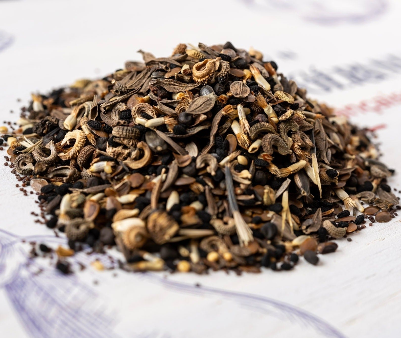 photo de contenance sachet de graine de mélange de fleurs pour oiseaux